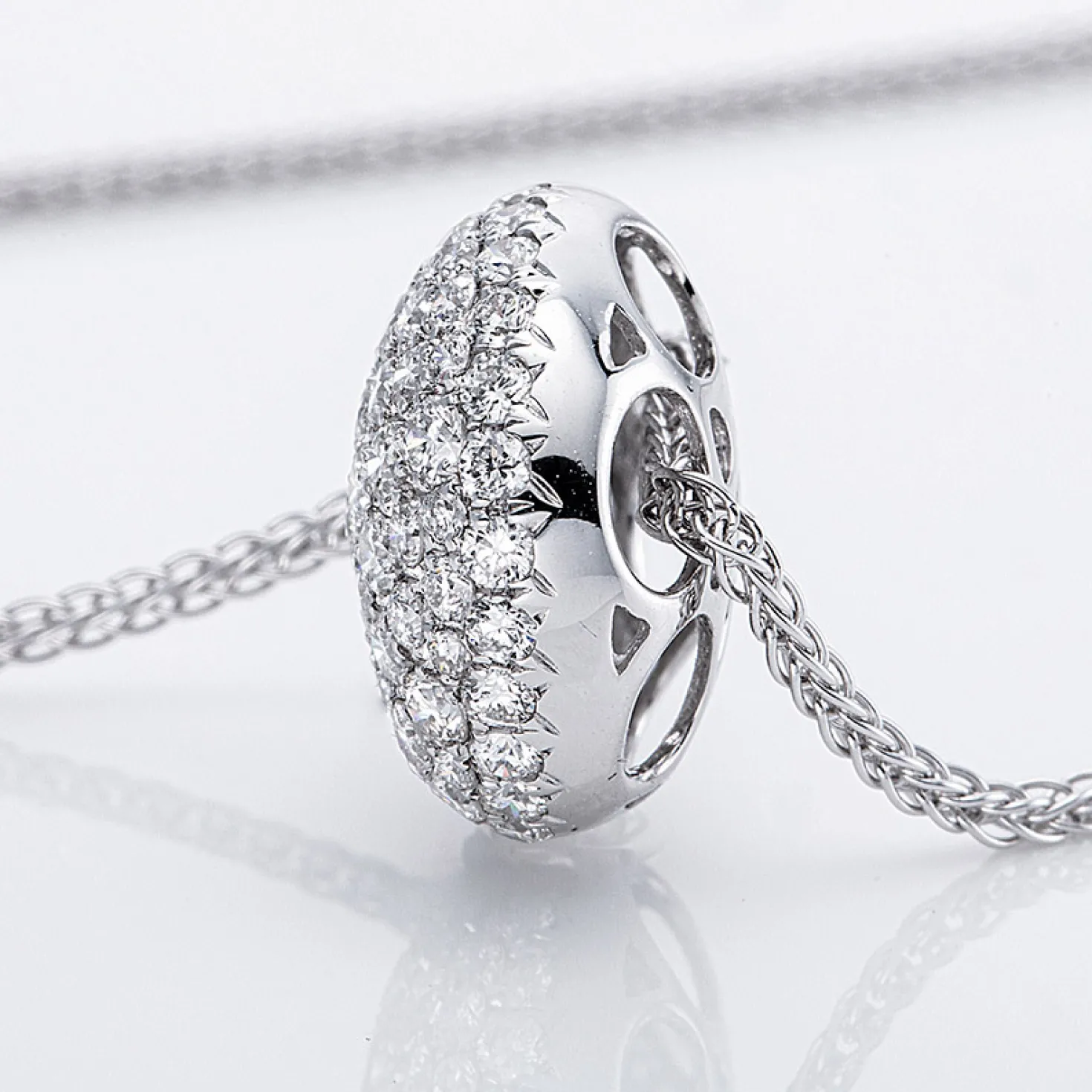 Pavé Anhänger aus 750 Gold Weißgold 79 Brillanten 0,88ct TW-VSI Ø12mm