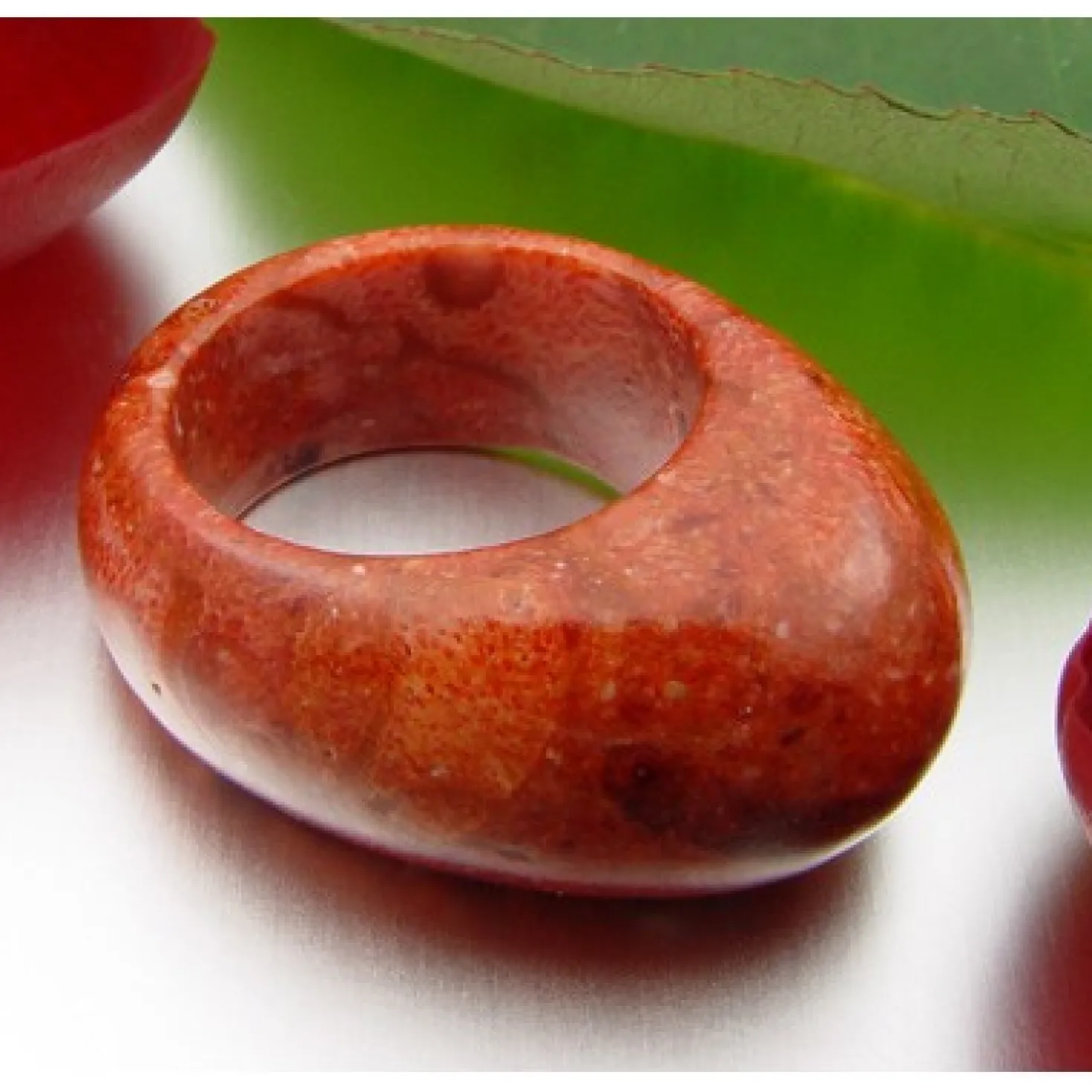 Ring aus Schaumkoralle mit Wölbung, Massiv, Breite ca. 12.5mm, rot